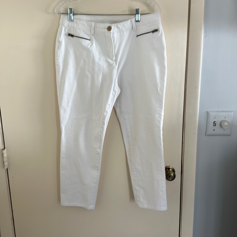 So Slimming by Chico’s ladies white pants 👖